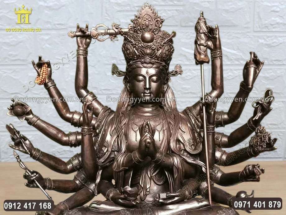 Gương mặt của Ng&agrave;i được chạm khắc ph&uacute;c hậu